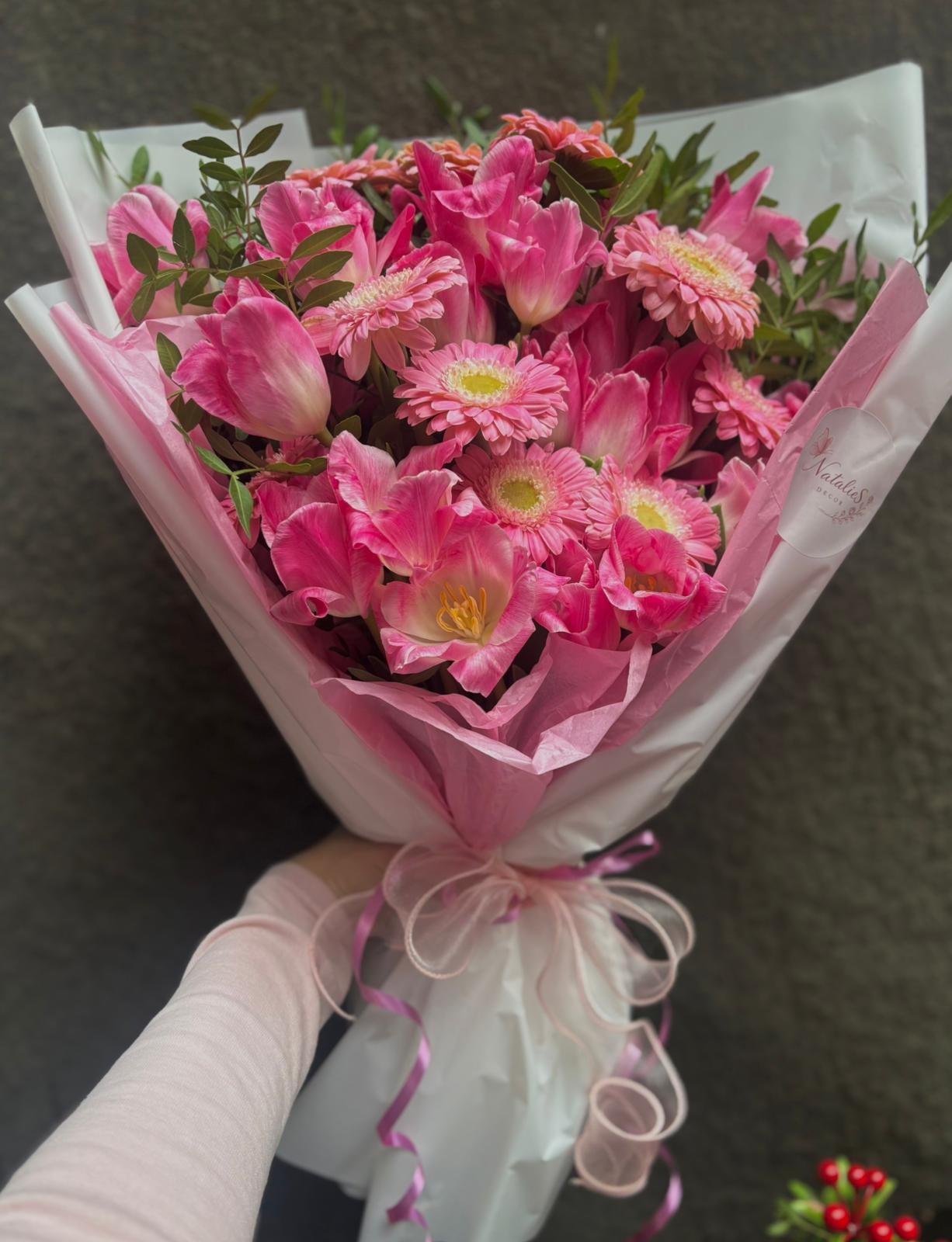 Buchet de Primăvară cu Lalele și Gerbera