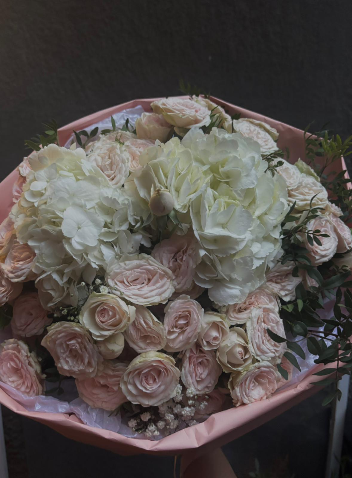 Buchet cu Miniroze și Hortensii